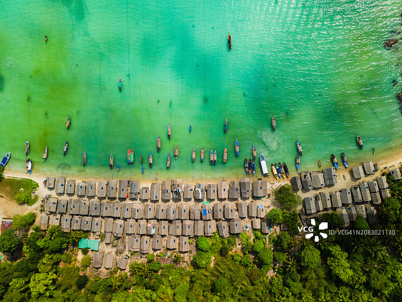 泰国攀牙府苏林岛国家公园摩根村，海滩木船和房屋无人机航拍图片素材