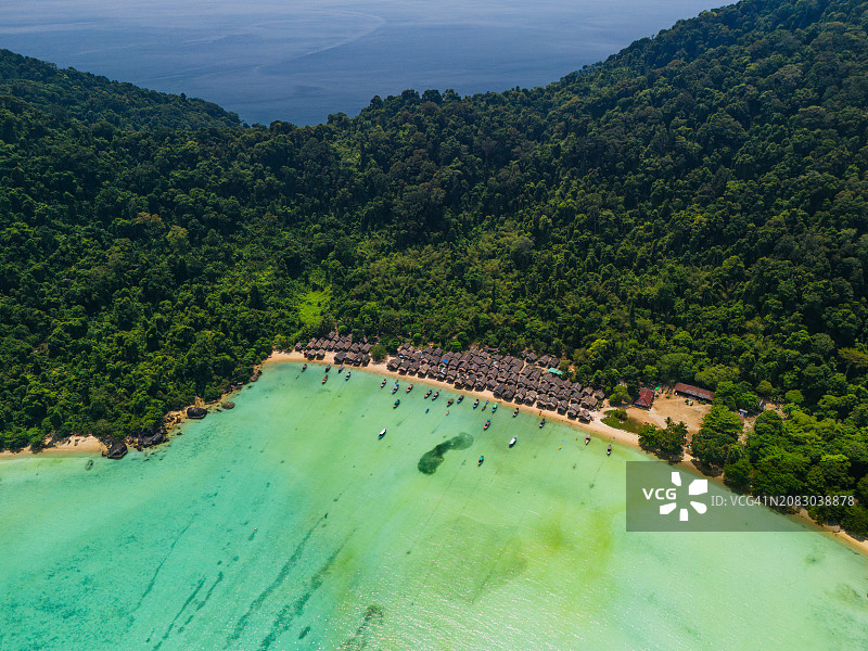 泰国攀牙府苏林岛国家公园摩根村，海滩木船和房屋无人机航拍图片素材