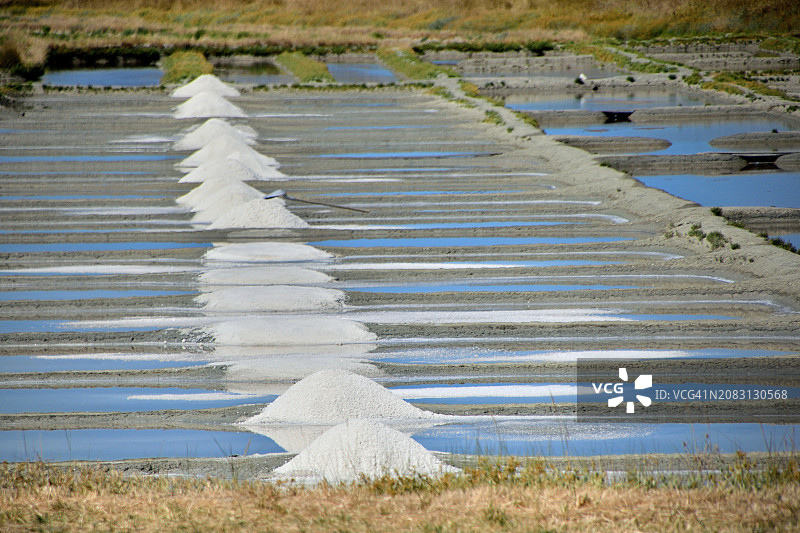 滨海博瓦尔，佩蒂耶盐场盐沼图片素材