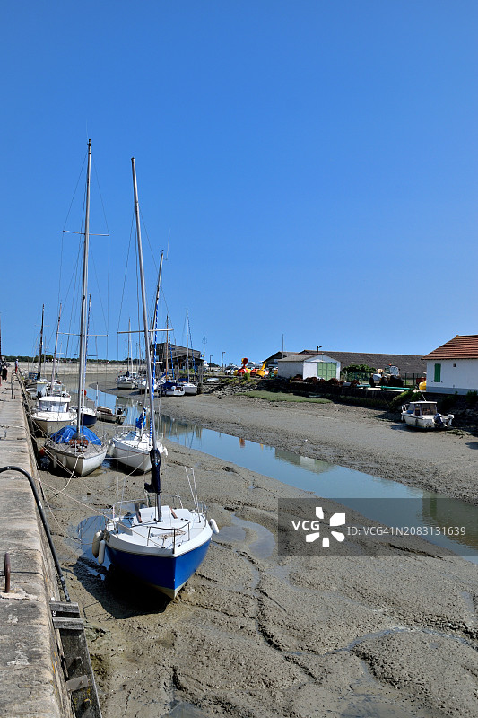 穆兰运河中的努瓦尔穆捷岛港口图片素材