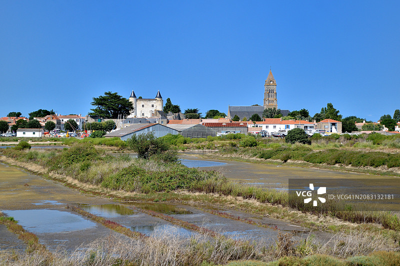 Noirmoutier岛：盐沼、中世纪城堡和圣菲利伯特教堂图片素材