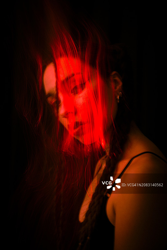 长曝光光绘下的女性肖像图片素材