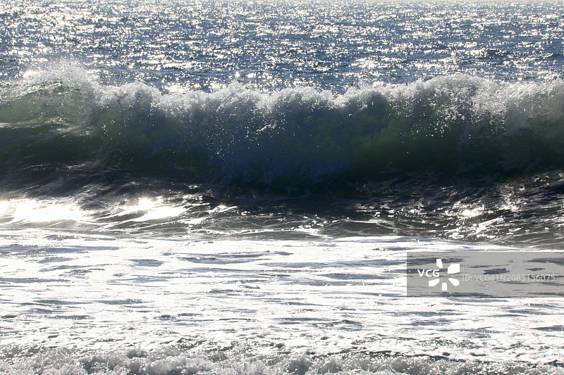 海中飞溅的大浪图片素材