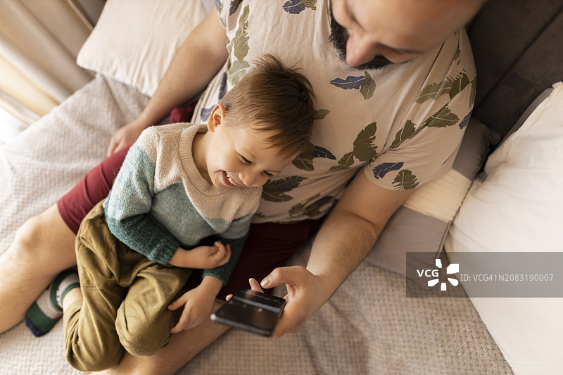 父子温馨时刻图片素材