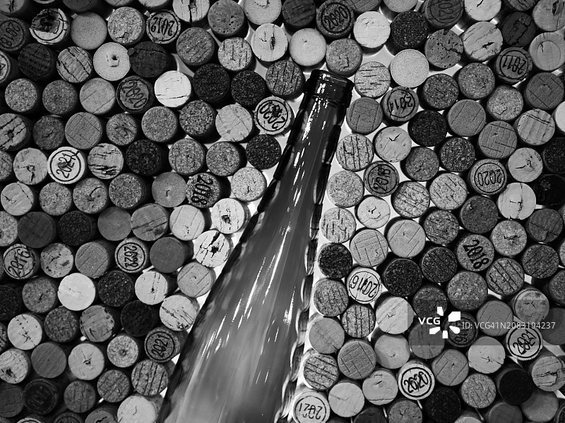 空酒瓶和软木塞特写，法国巴黎摄影棚拍摄图片素材