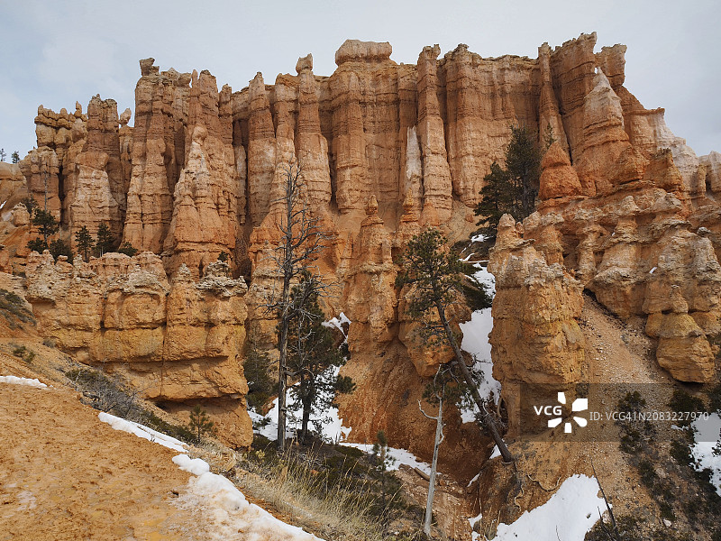 布莱斯峡谷国家公园纳瓦霍环线小径的砂岩尖塔图片素材