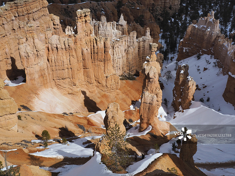 从边缘小径俯瞰布莱斯峡谷国家公园图片素材