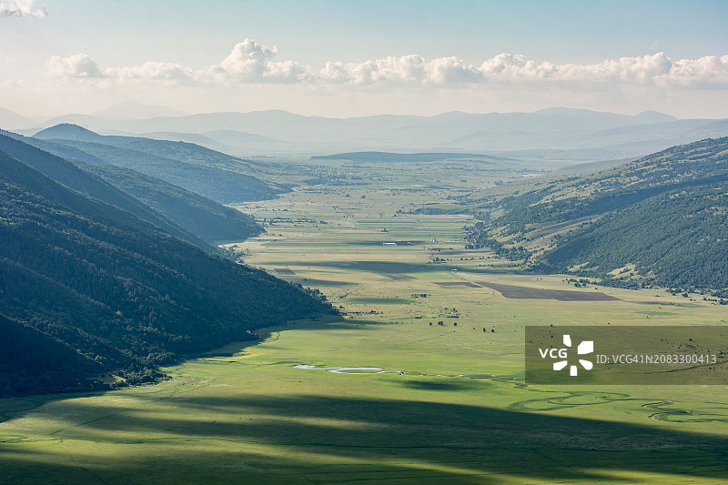 两山脉之间的喀斯特地貌景观图片素材