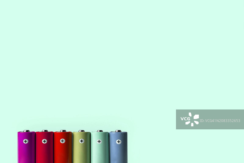 绿色背景上的彩色电池图片素材