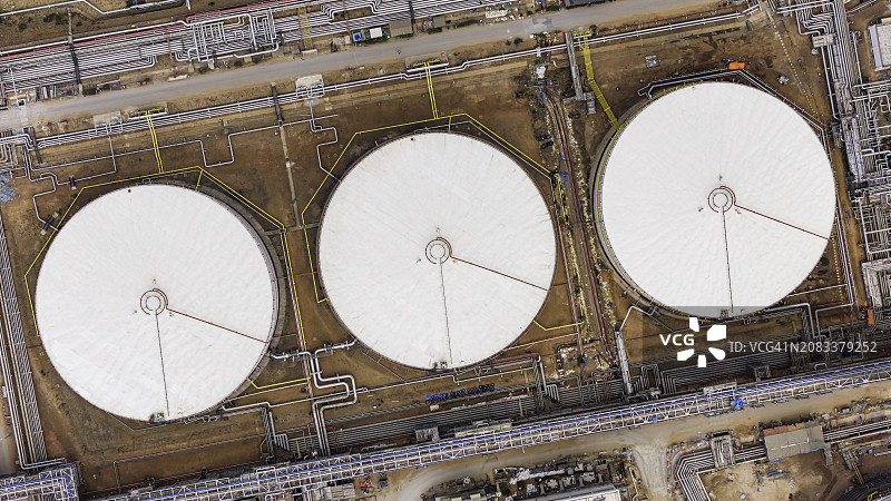 石化炼油厂的油罐区航拍俯视图图片素材