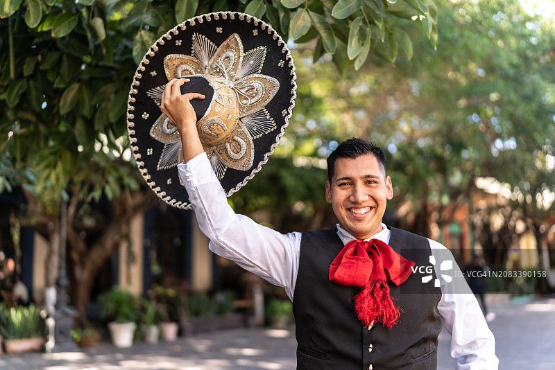 户外传统墨西哥流浪乐队肖像图片素材
