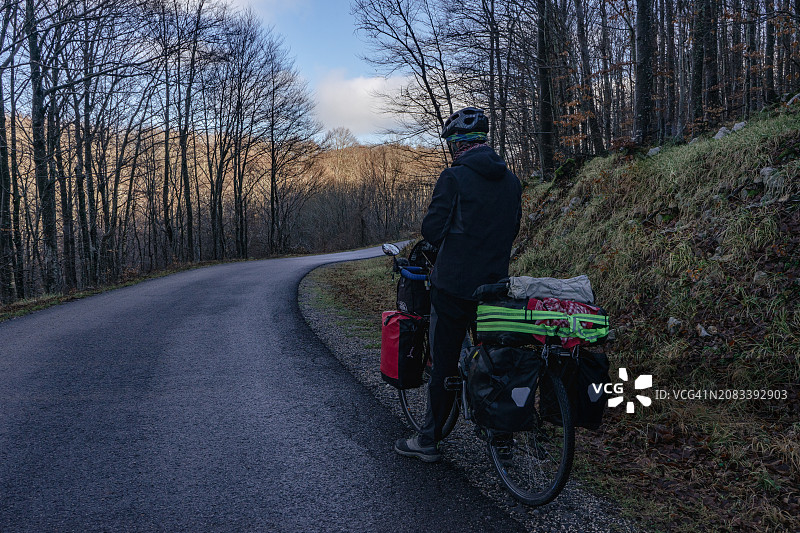 骑行者在蜿蜒的道路上休息图片素材