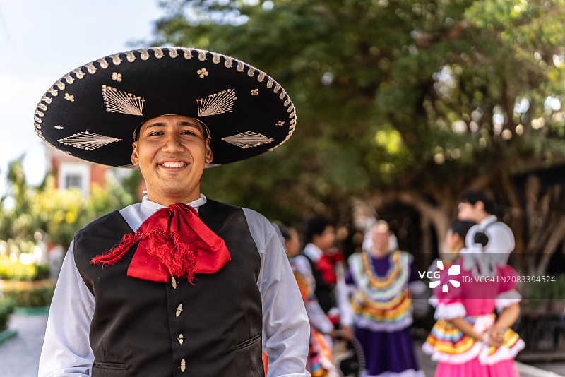 户外传统墨西哥流浪乐队肖像图片素材