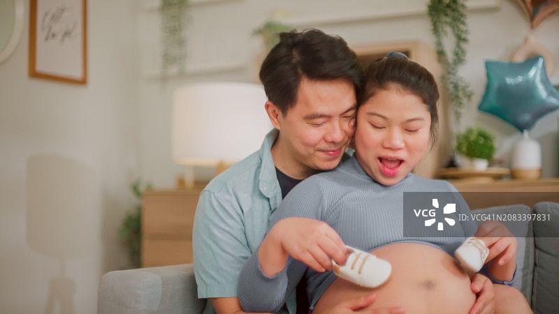 幸福的亚洲夫妇准备迎接新生儿图片素材