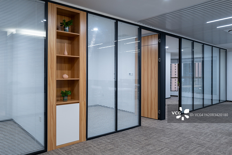 开放式办公室玻璃隔断图片素材