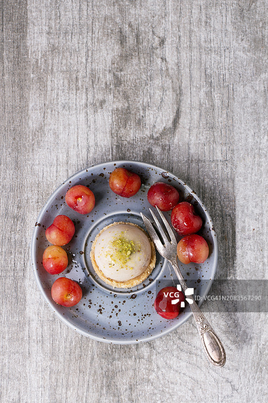 开心果和樱桃酥皮挞图片素材