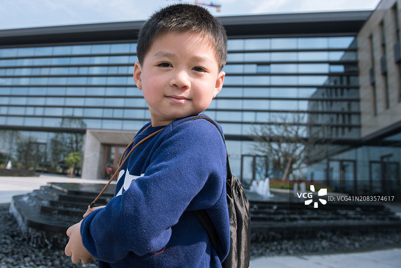 一个可爱的亚洲男孩正在盯着镜头图片素材