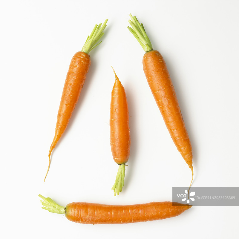 白色表面上的四根胡萝卜图片素材