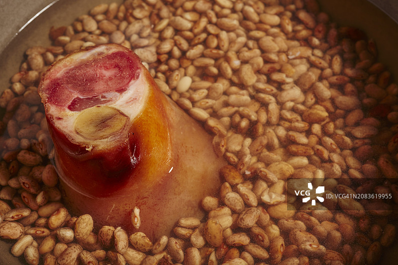 一罐用蹄膀炖的干斑豆图片素材