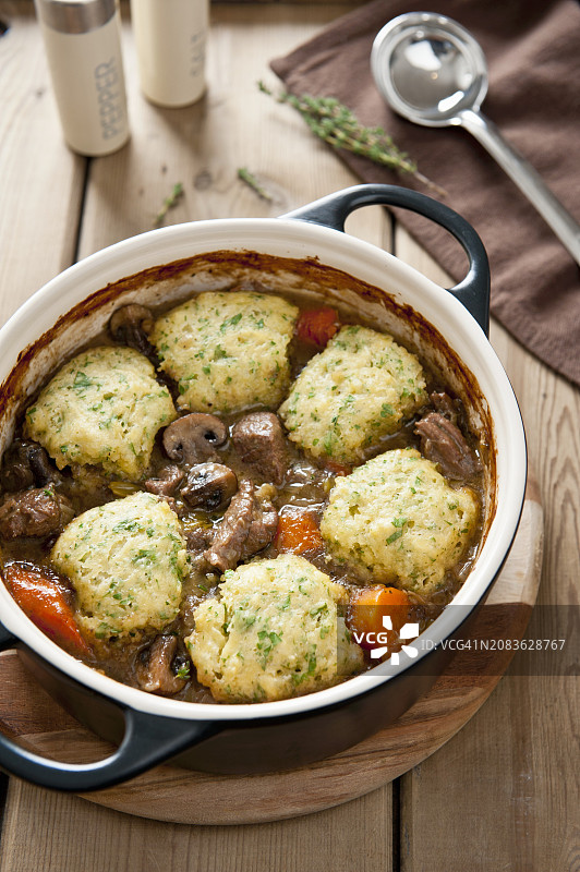 配面包饺子的炖肉图片素材