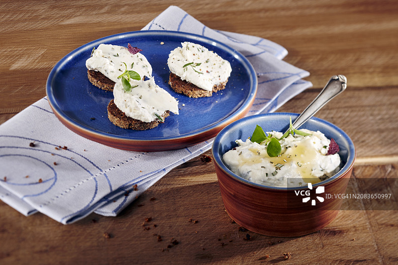 山羊奶酪迷迭香蜂蜜蘸酱图片素材