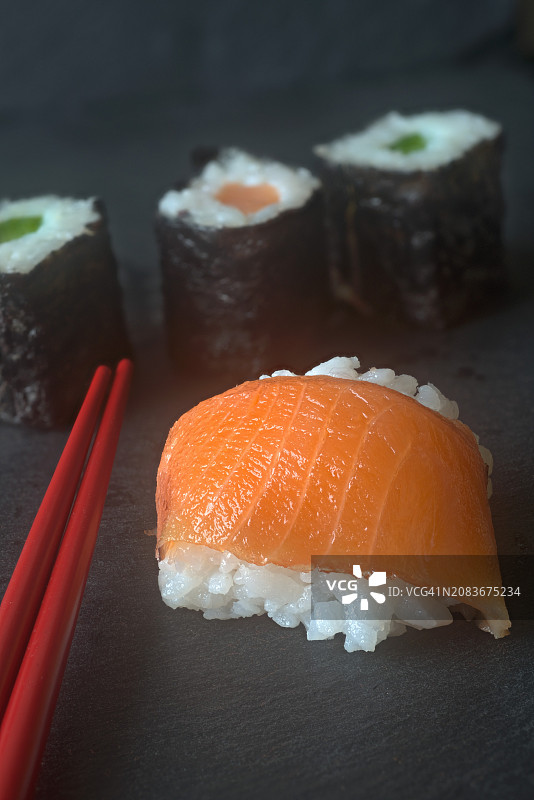 三文鱼握寿司特写图片素材