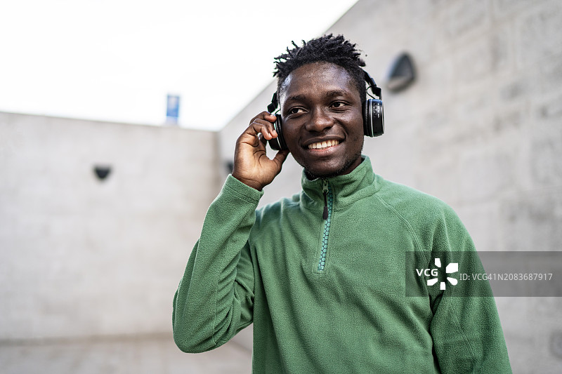 戴耳机在健身的黑人男子图片素材