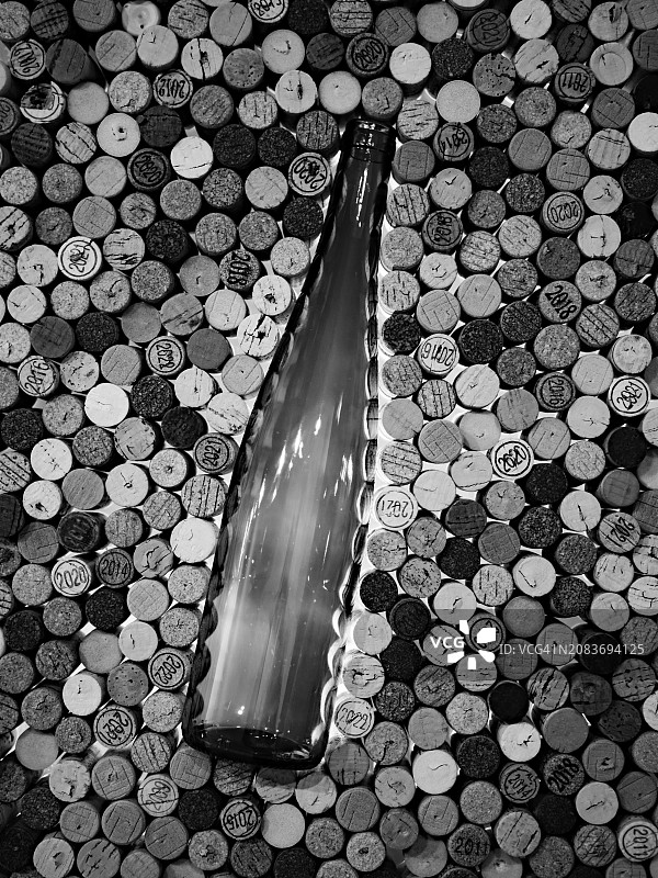 巴黎工作室拍摄的黑白照片：空酒瓶和软木塞，无品牌标志，4:3图片素材