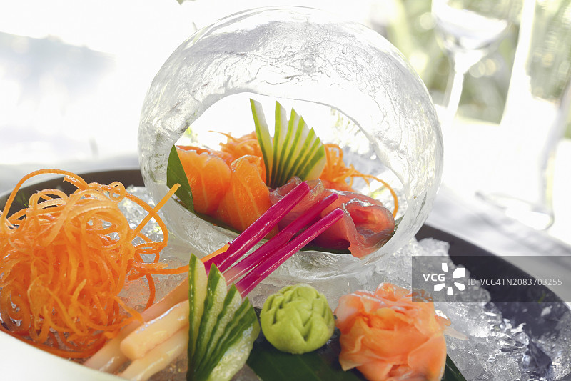 装饰冰块中的拼盘生鱼片（日本）图片素材
