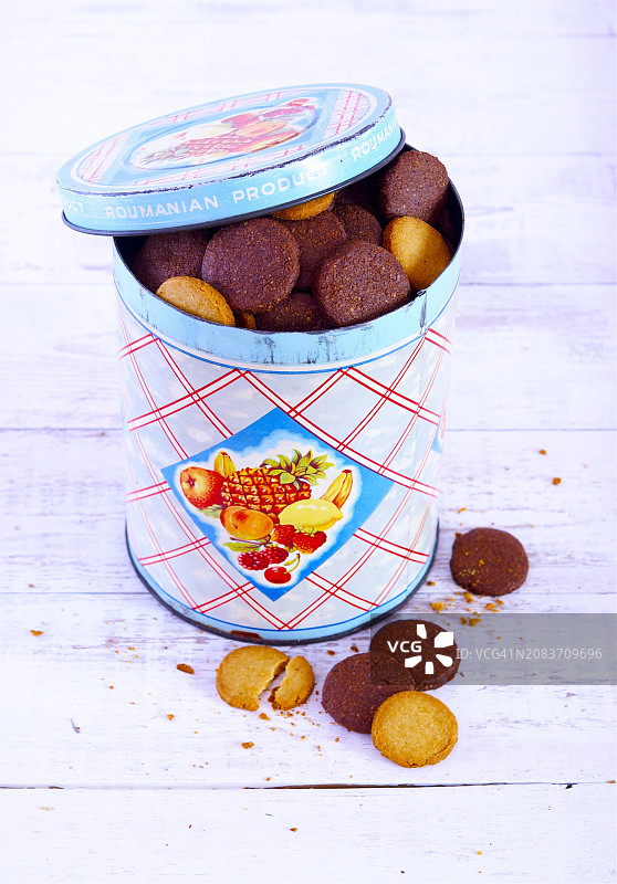 巧克力饼干、香草饼干和一个饼干罐图片素材