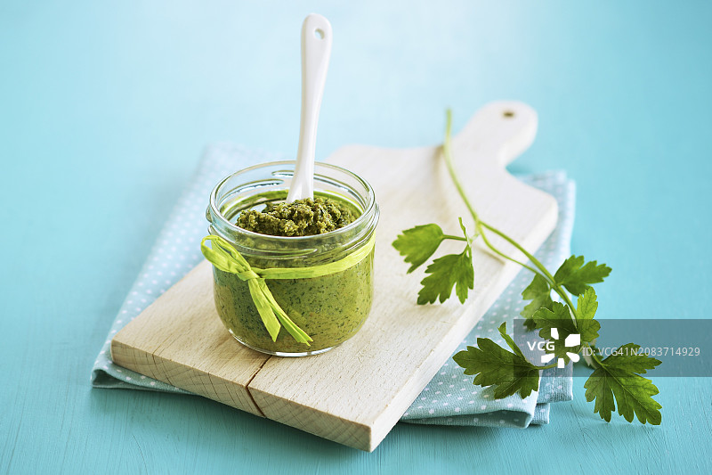 一杯欧芹香蒜酱图片素材