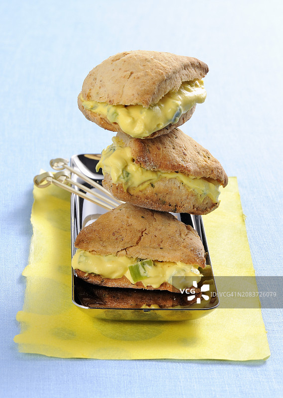 含奶酪和蔬菜奶油的香草烤饼图片素材