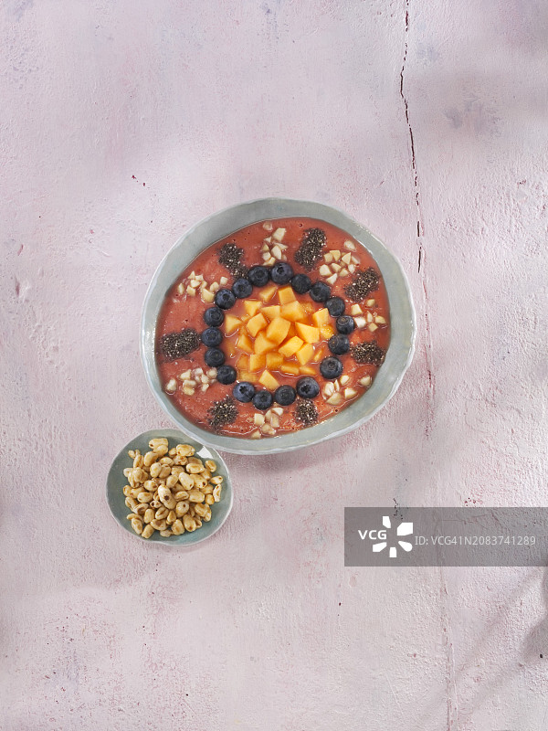 甜瓜和覆盆子冰沙碗图片素材