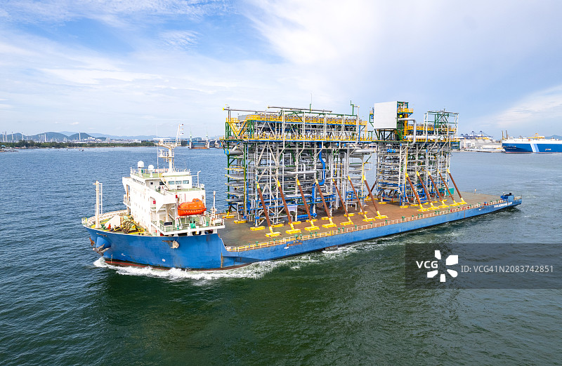 运输石油钻井平台部件的大型货船图片素材