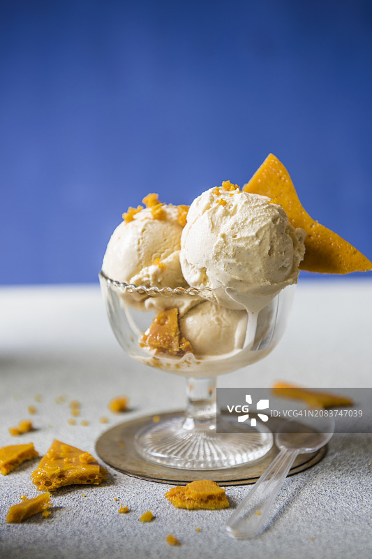 玻璃器皿装蜂巢香草冰淇淋图片素材