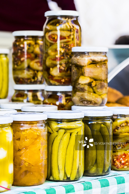 黎巴嫩贝鲁特市场摊位上的玻璃罐装腌制蔬菜图片素材
