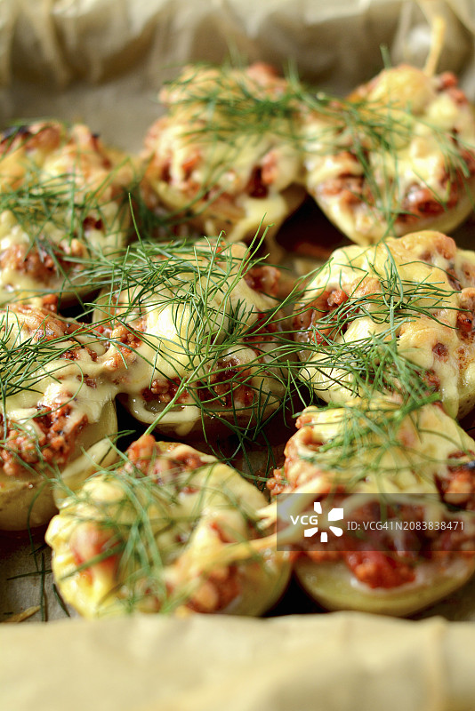 填满牛肉末、奶酪和莳萝的土豆图片素材