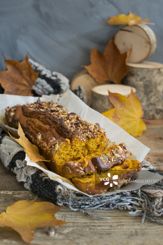 秋季背景下的切片南瓜蛋糕图片素材