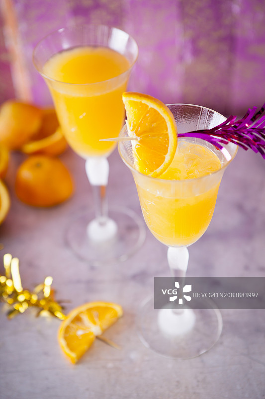含橙汁的杏子酸味鸡尾酒图片素材