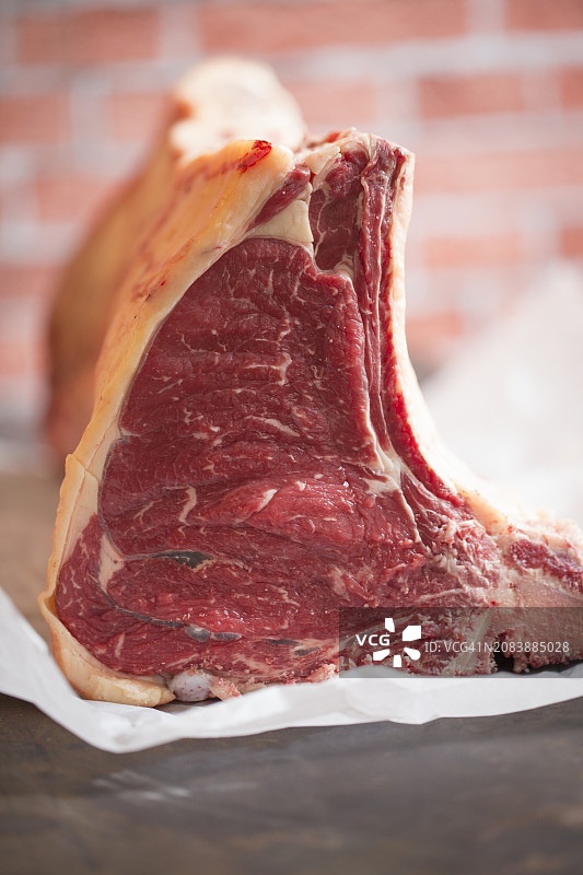 纸上的新鲜牛肉图片素材