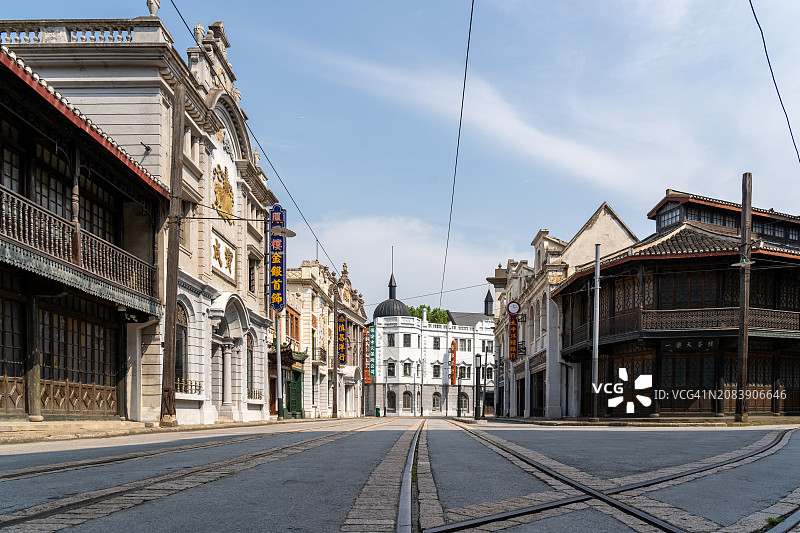 老城区内的城市轨道交通图片素材