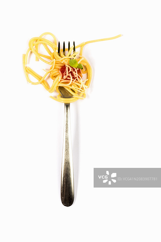 白色纸板上配番茄罗勒的意大利面图片素材