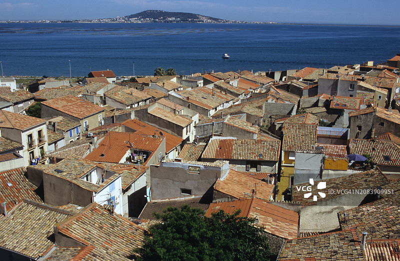 梅泽市的屋顶和托塘，背景是塞特图片素材