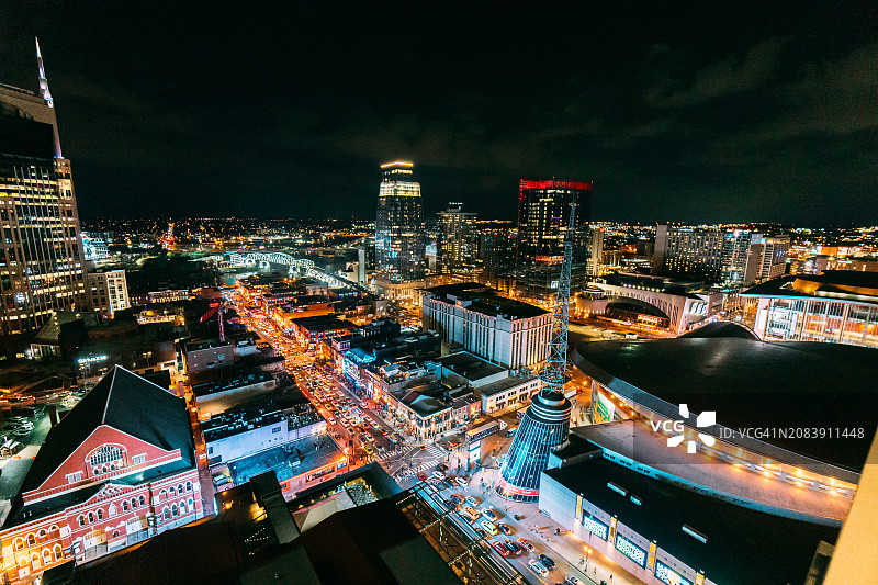 百老汇高角度夜景，靠近莱曼礼堂和普利司通体育馆，纳什维尔市中心图片素材