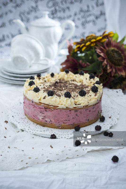 纯素黑莓奶油蛋糕图片素材