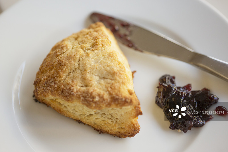 白盘上的黑樱桃果酱白脱牛奶烤饼图片素材