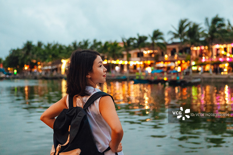 游览越南会安的亚洲年轻女性图片素材