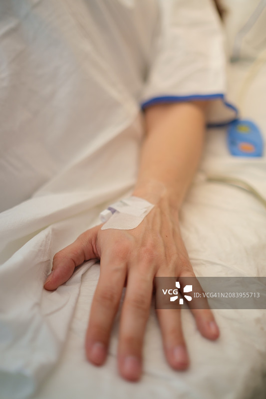 手腕上插着导管的住院女人图片素材