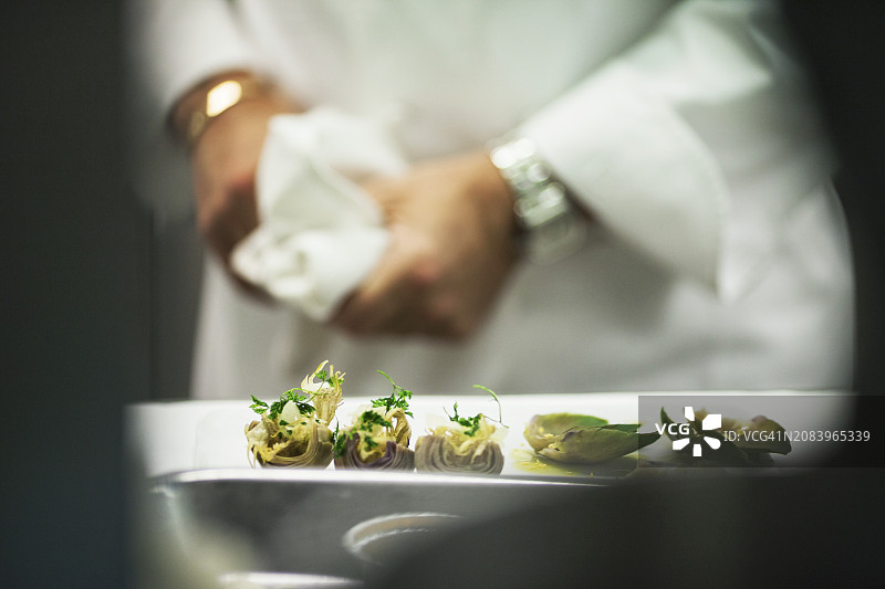 餐厅厨房里的腌制洋蓟图片素材