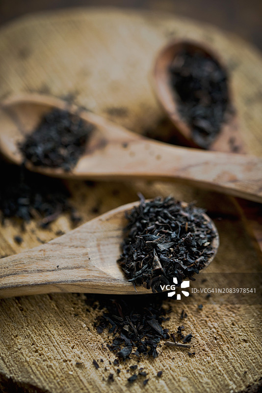 木勺上的伯爵红茶叶图片素材
